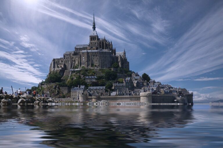 Le mont saint michel sous un ciel bleu